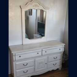 🌹WHITE COLOR BEDROOM SET:  DRESSER, MIRROR🌹