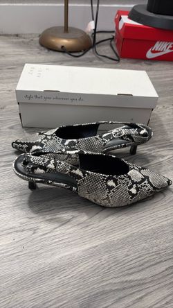 $8 snake print kitten heels size 10