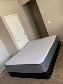 QUEEN CASPER MATTRESS AND FREE BOX SPRING