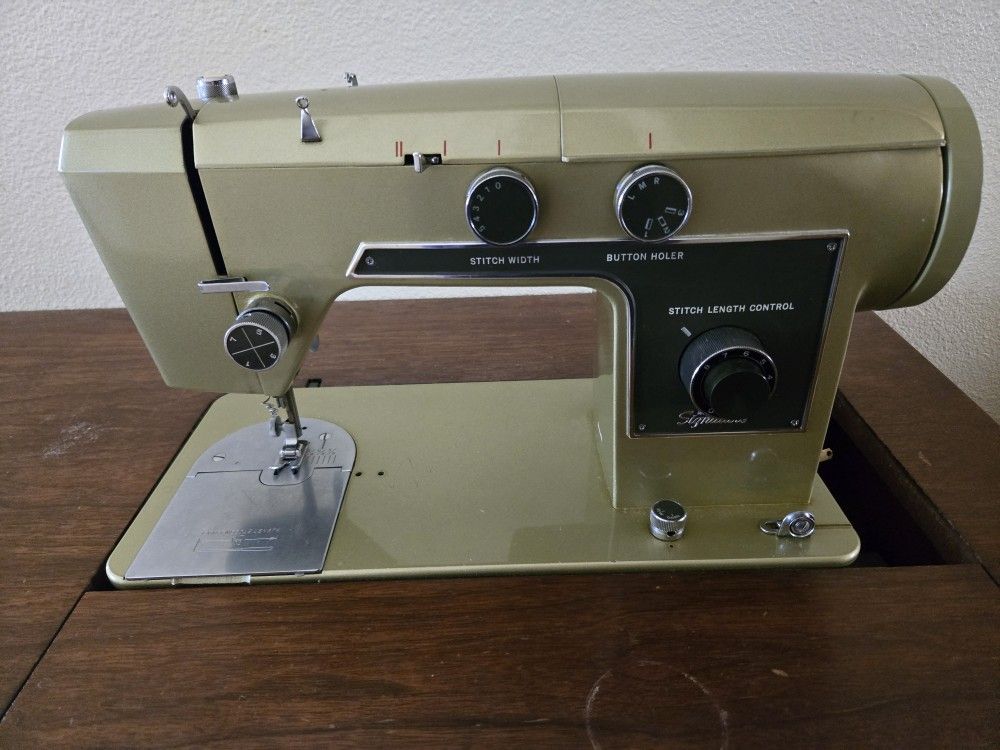 Sewing Maching Desk INCLUDES SEWING MACHINE