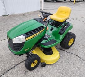 John Deere D105 riding lawn mower, 17.5hp engine, 42" deck, auto transmission, Runs good, delivery available.