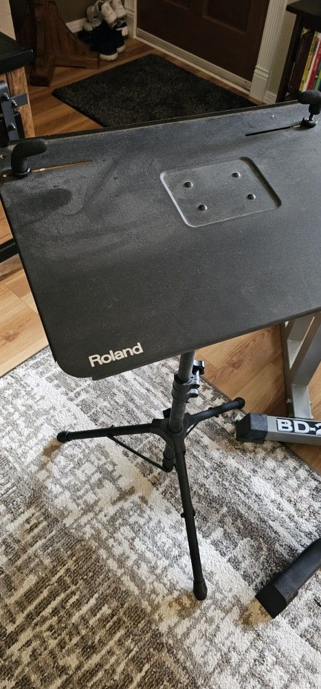 Roland laptop/ DJ  Stand
