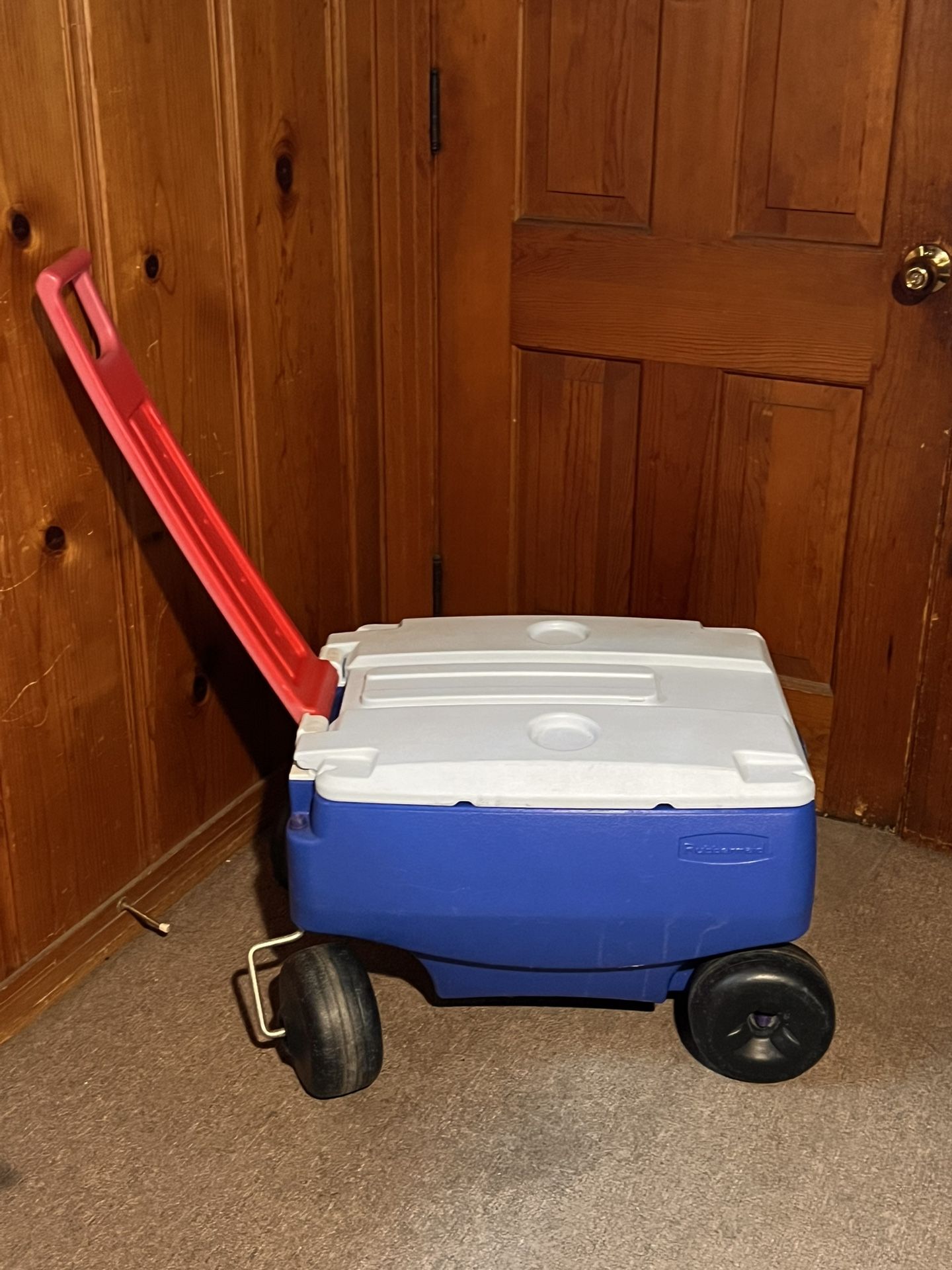 Rubbermaid Cooler with 4 Large Wheels
