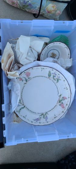 Vintage plate set