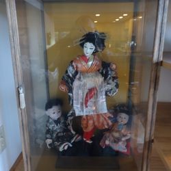 Beautiful Vintage Circa 1966 Japanese Dolls in Display Case