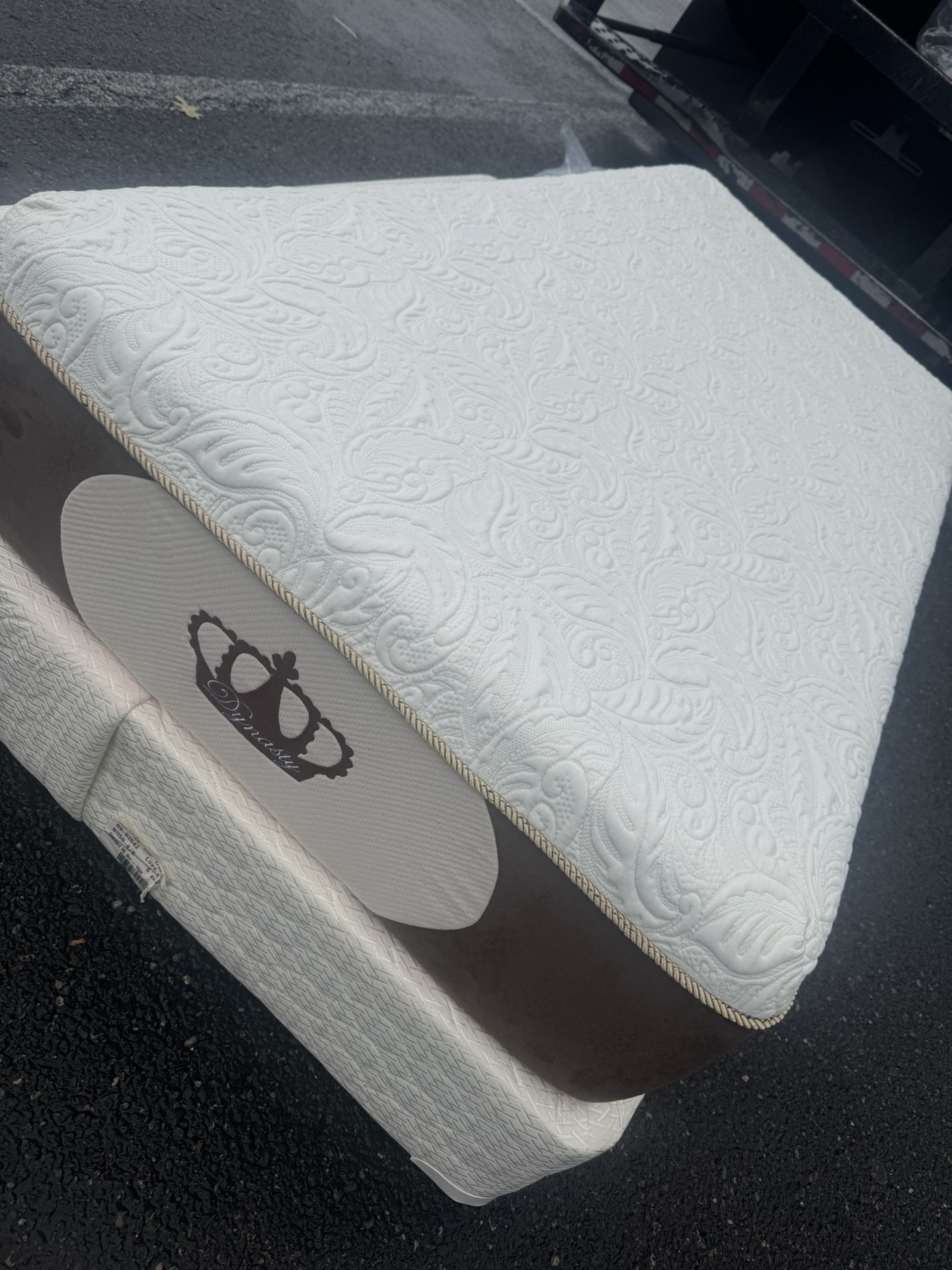 Twin Xl Mattress (medium plush)