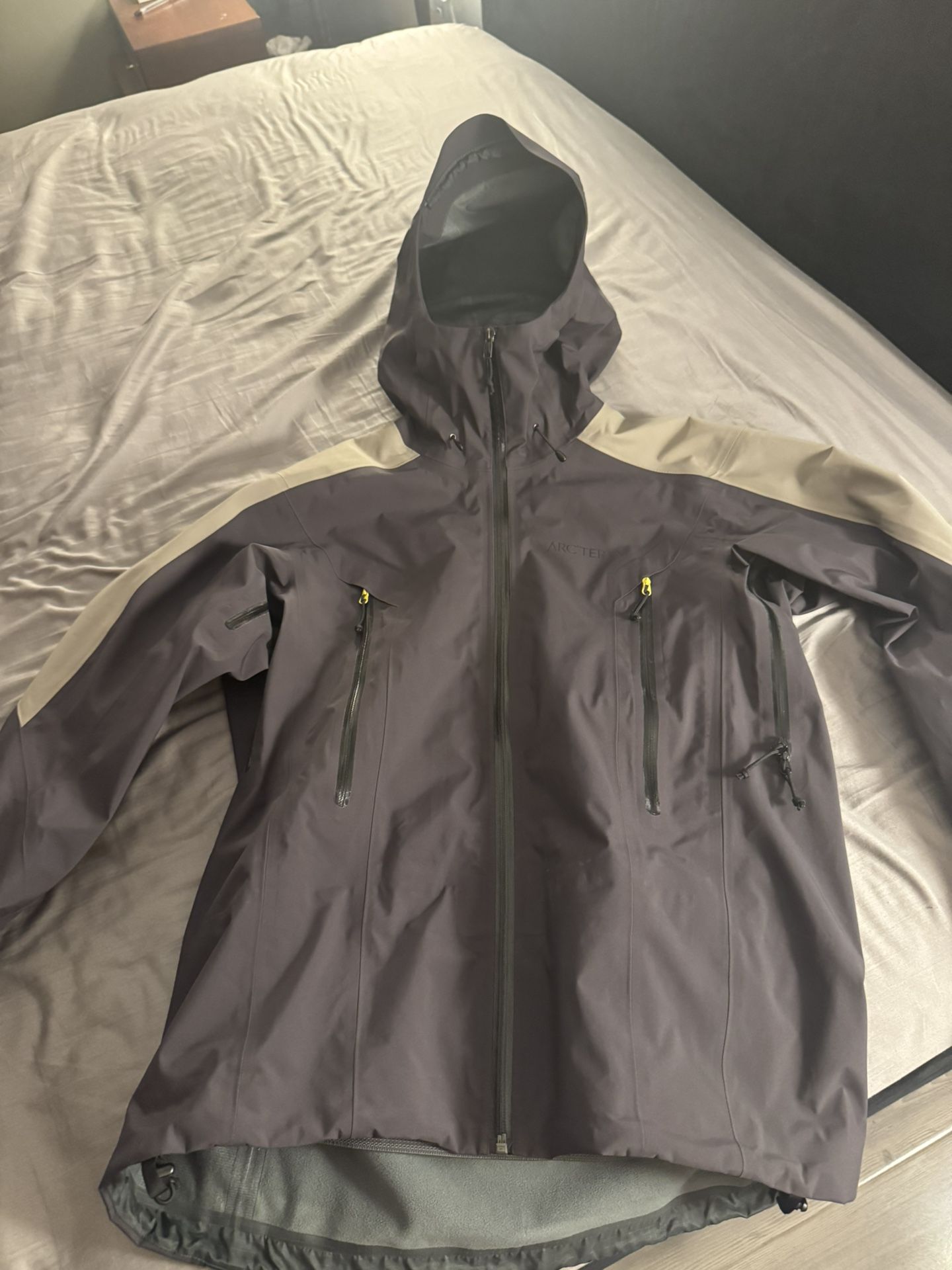 ARCTERYX - GORE-TEX Winter Ski Snowboard Jacket. Mens size: S (fits like M). Brown/Tan. Waterproof and Windproof. With Hood and inside snow closure.