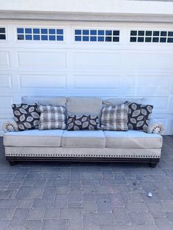 Beautiful Couch W/Accent Pillows - Can Deliver!