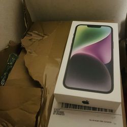 2 iPhones 14s