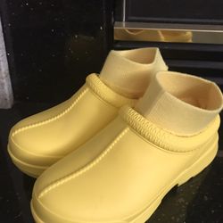 New UGG Size 7