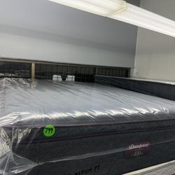 QUEEN SIZE SIMMONS BEAUTYREST WORLD CLASS LEVEL 3 (MEDIUM) PILLOW TOP MATTRESS & BOX SPRING BED SET