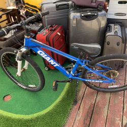 Giant XTC 24" MOUNTAIN BIKE
