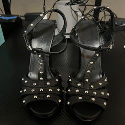 GUCCI Leather Studded Accents T-Strap Size 7.5’