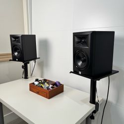 JBL LSR305 Studio Monitor Speakers Pair in LIKE NEW CONDITION