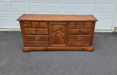 9 drawer vanity dresser, knotty pine