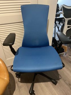 Herman Miller Embody, Berry Blue Balance