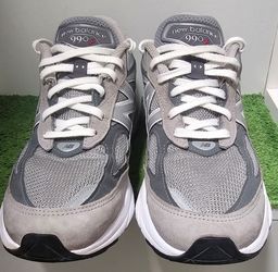 New Balance 990v6 Made in USA sneakers featuring premium suede overlays and a signature grey colorway.
Men’s Size 10
Pre-owned 
Excellent condition 
S