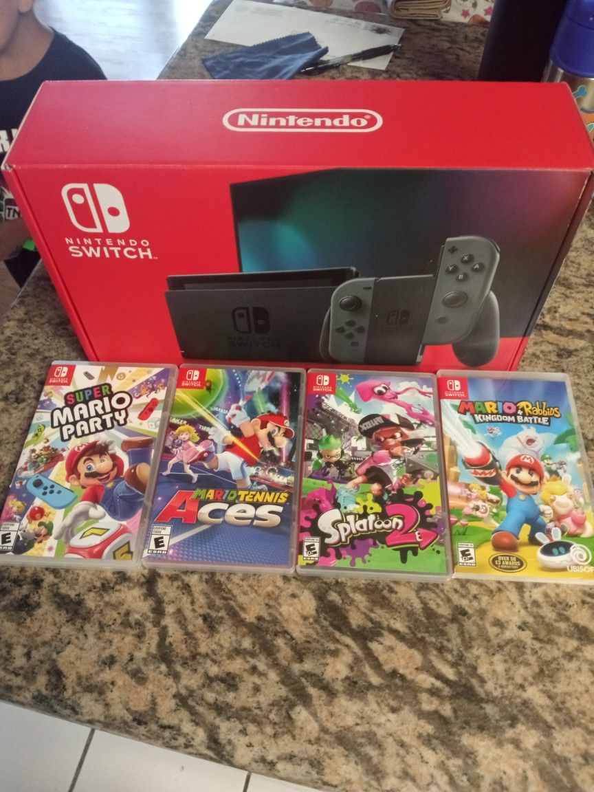 NINTENDO SWITCH GREY JOYCONS PERFECT CONDITION LIKE NEW COMES WITH ALL THE ACCESSORIES AND 4 GAMES