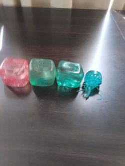 Pink to blues and one light blue one little size which is the jellyfish and three medium ice cubes