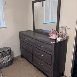 Dresser With Mirror