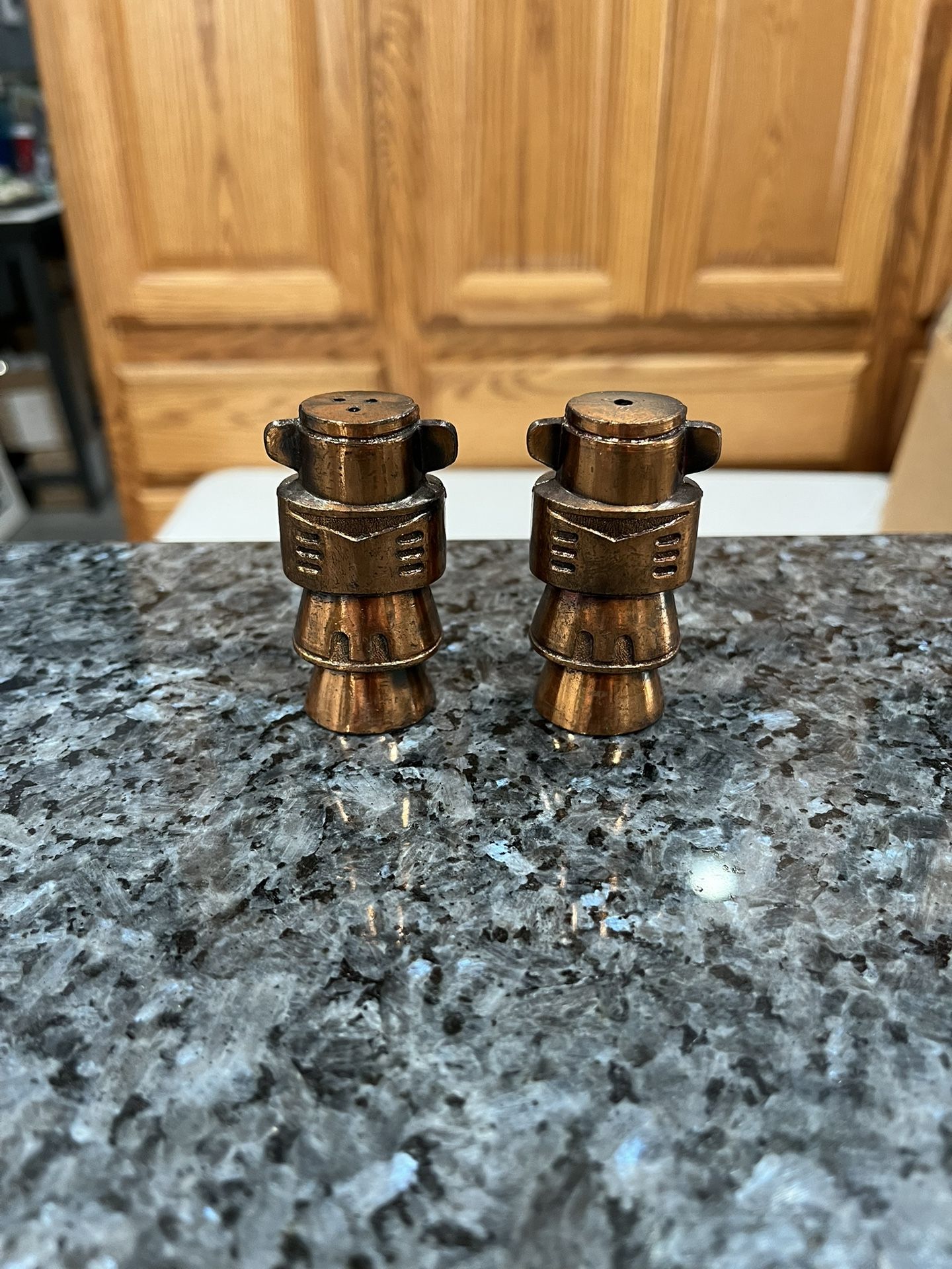 Vintage Solid copper salt & pepper shakers. Size appropriate 2 3/4 inches tall. Preowned with plastic stoppers that need to be replaced.
