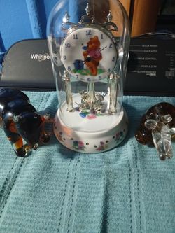 Winnie the pooh glass clock working Glass figures bear and giraffe 🦒 very heavy