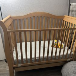 Crib Turns Into Toddler Bed. No Mattress Includdd