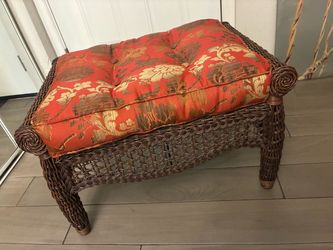 VINTAGE Very Good Condition Wicker OTTOMAN “Accent Seat” w/ FLOWER CUSHION🔥Like NEW! ONLY $20