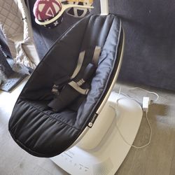 4Moms Mamaroo Multi-Motion Baby Swing