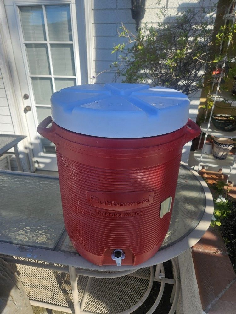 Rubbermaid 10 Gallon Drink Dispenser