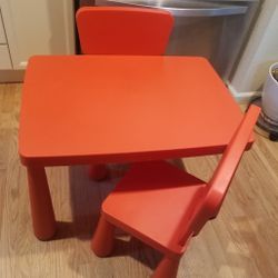 Kid’s Table with 2 Chairs 