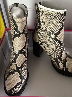VINCE CAMUTO BOOTS NEW