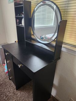 Black small vanity w/lights
