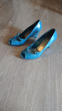 Womsn dress shoes / heels