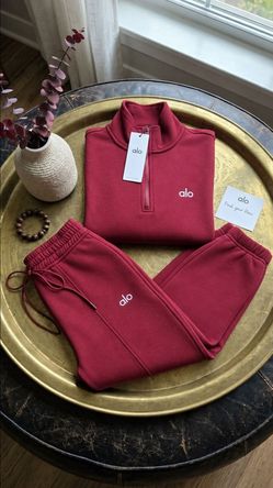 A l o UNISEX Accolade Half-Zip Sweatshirt and Sweatpants Set