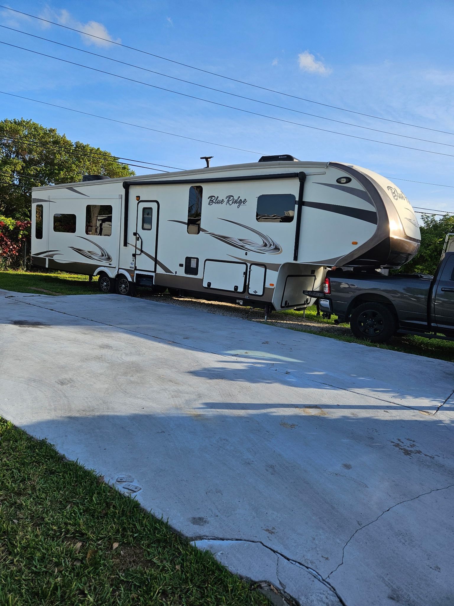 Rv / Camper / Trailer / 5th Wheel