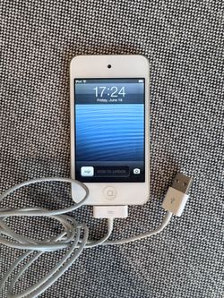 Apple iPod Touch 4th Generation White (16 GB), functioning and nostalgic!