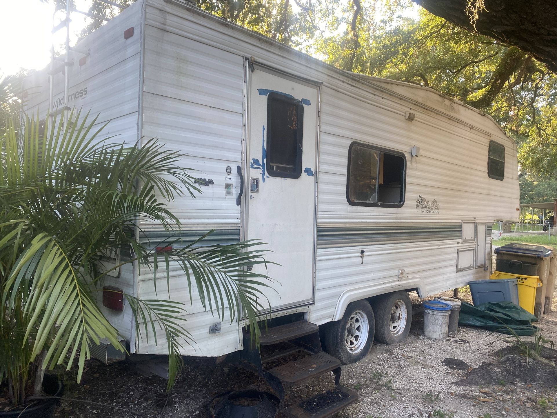 FREE Wilderness Fifth-Wheel Camper- Needs Tow Truck-No Title