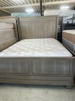 NEW QUEEN SIZE HEADBOARD FOOTBOARD BED