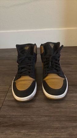 Air Jordan 1 Retro High OG “Black/Metallic Gold” (2014). size 11