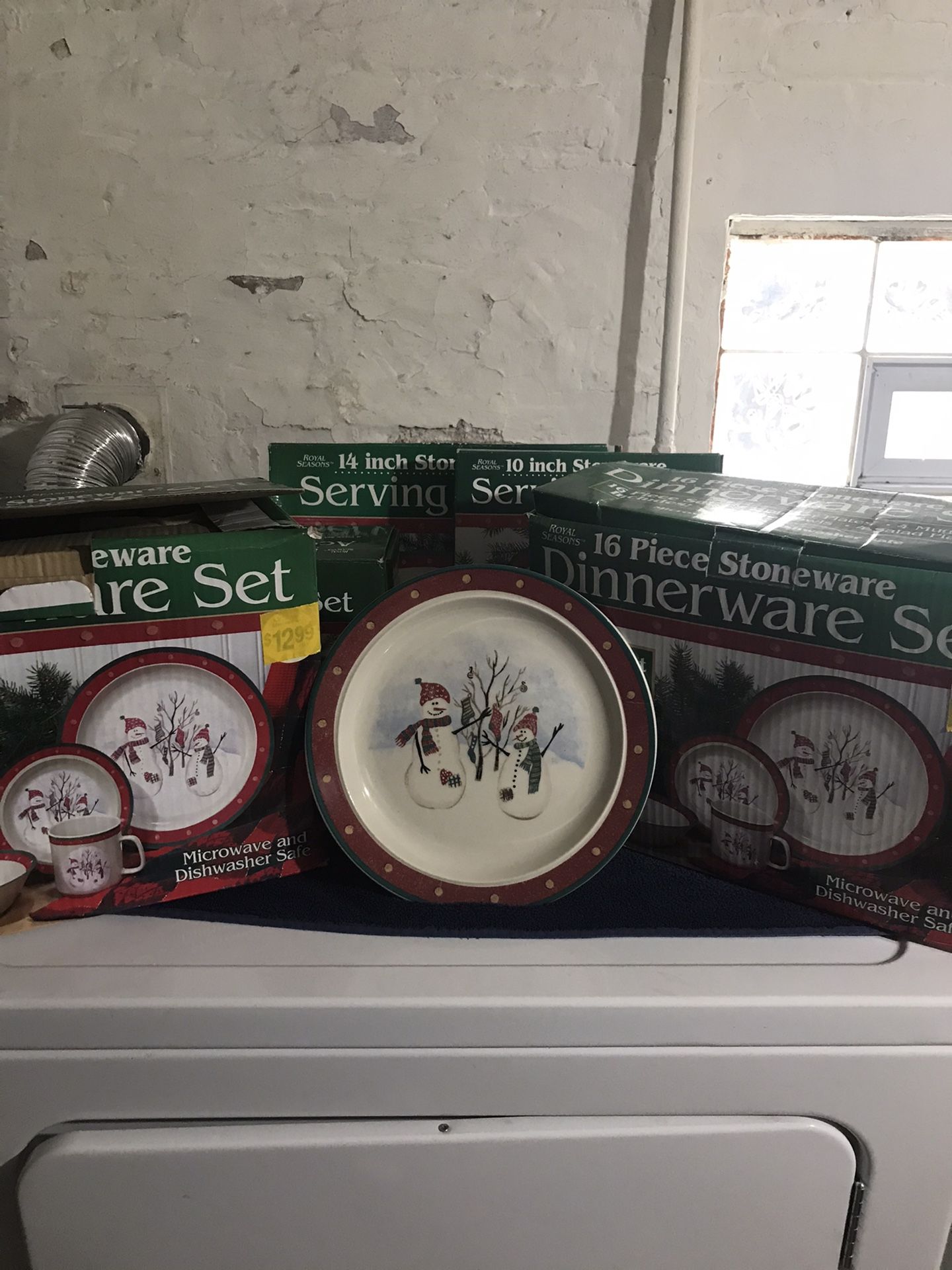 ROYAL SEASONS SNOWMAN DINNERWARE SET. ...SEATS EIGHT, INCLUDES SERVING TRAY, SALT AND PEPPER SHAKERS AND GRAVY BOWL