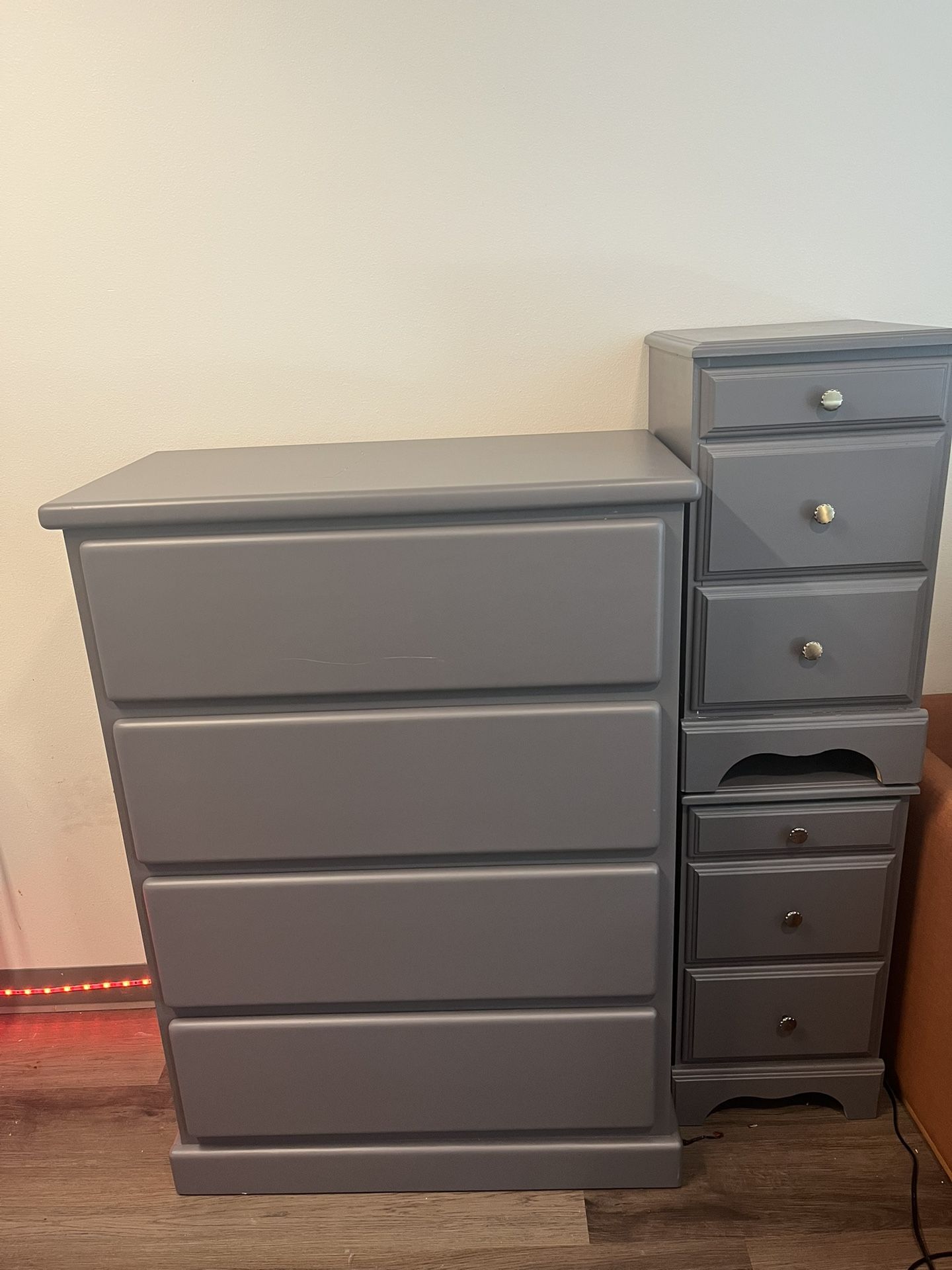Bedroom Set! Dresser & 2 Matching Night Stands!