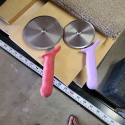 2 Pizza Cutters