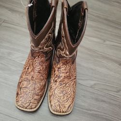 Boys' boots, size 2Y