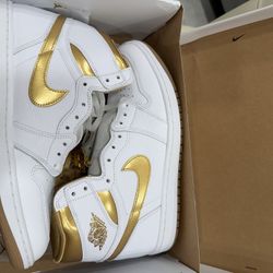 WMNS JORDAN 1 RETRO HIGH OG 'METALLIC GOLD' 11