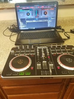 Laptop con mixes . Musica y karaokes con virtual dj infinity