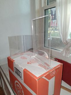 2 plexiglass frames