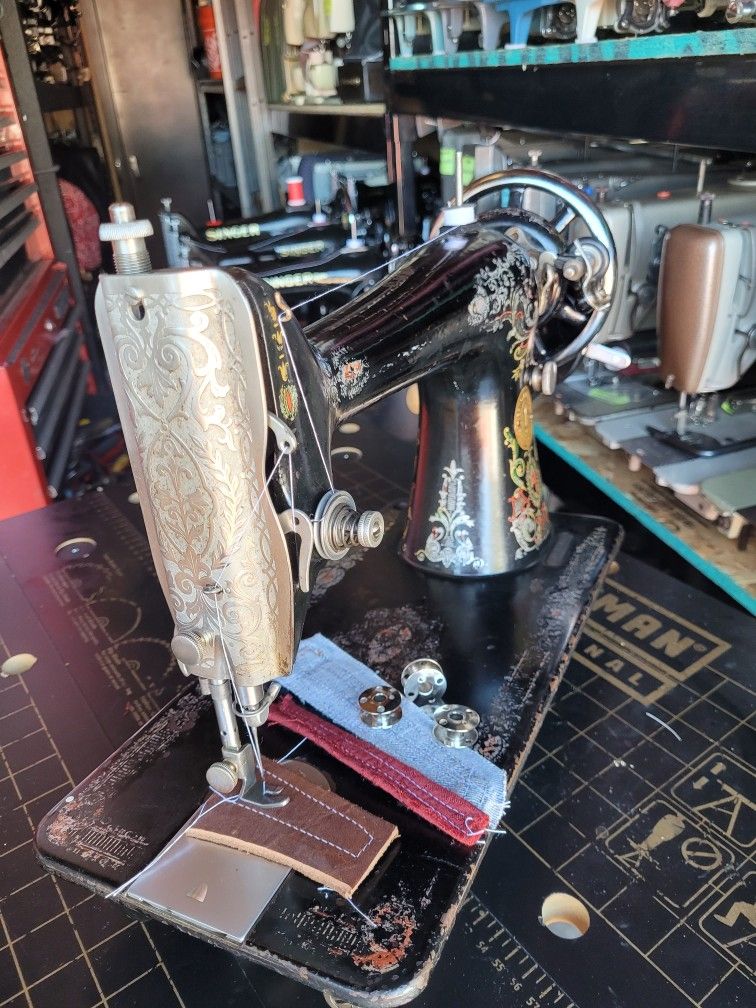Antique Singer Model 66 "Red Eye" Sewing Machine 1915