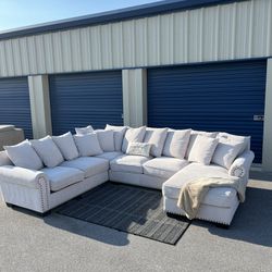 White Bennington Sectional Couch Free Delivery & Installation Retail: $3,400