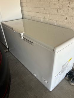 Hotpoint 17.9-cu ft Chest Freezer Convertible to Refrigerator ( White )
